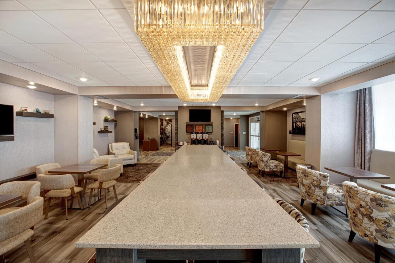 The Landing Hotel & Conference Centre St. Paul Dış mekan fotoğraf