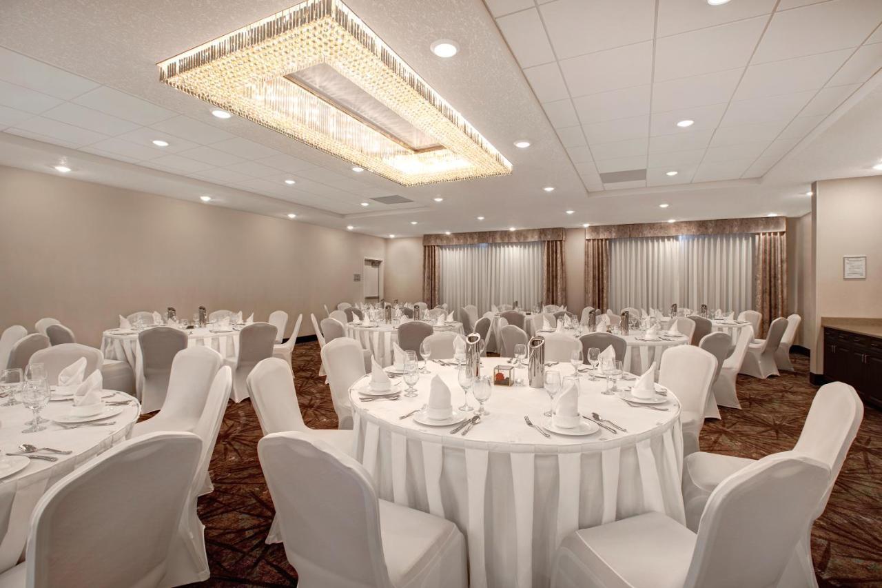 The Landing Hotel & Conference Centre St. Paul Dış mekan fotoğraf