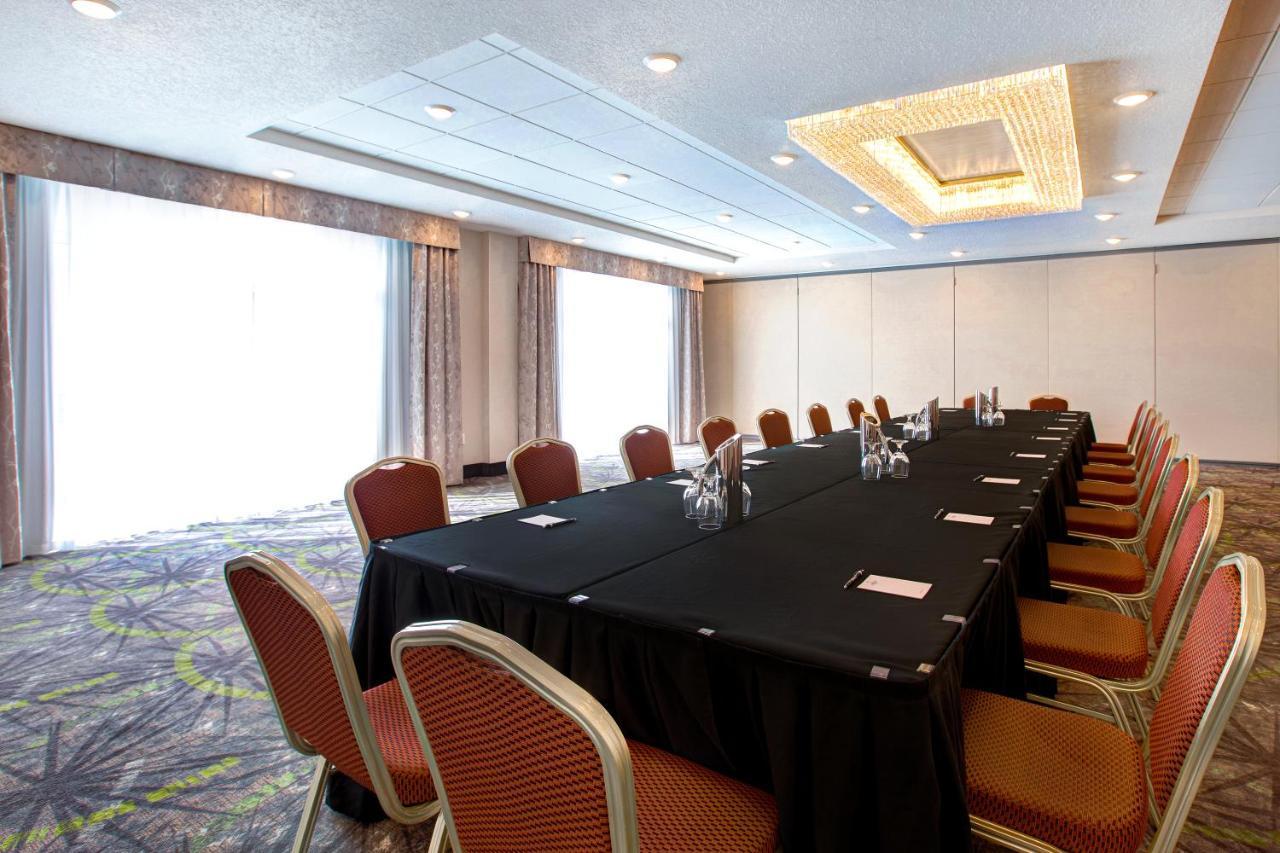 The Landing Hotel & Conference Centre St. Paul Dış mekan fotoğraf