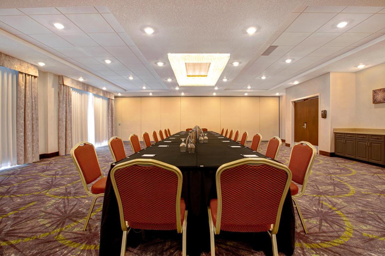 The Landing Hotel & Conference Centre St. Paul Dış mekan fotoğraf