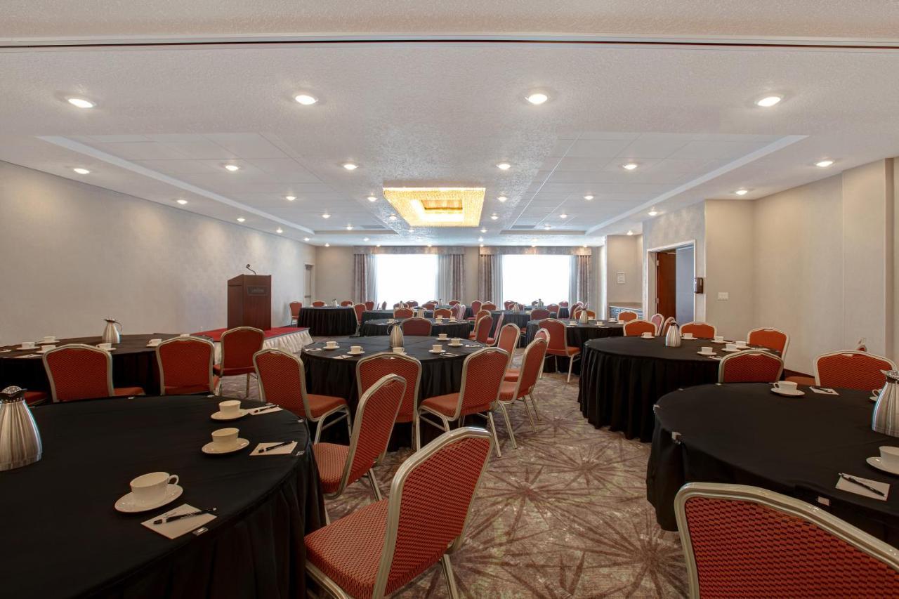 The Landing Hotel & Conference Centre St. Paul Dış mekan fotoğraf
